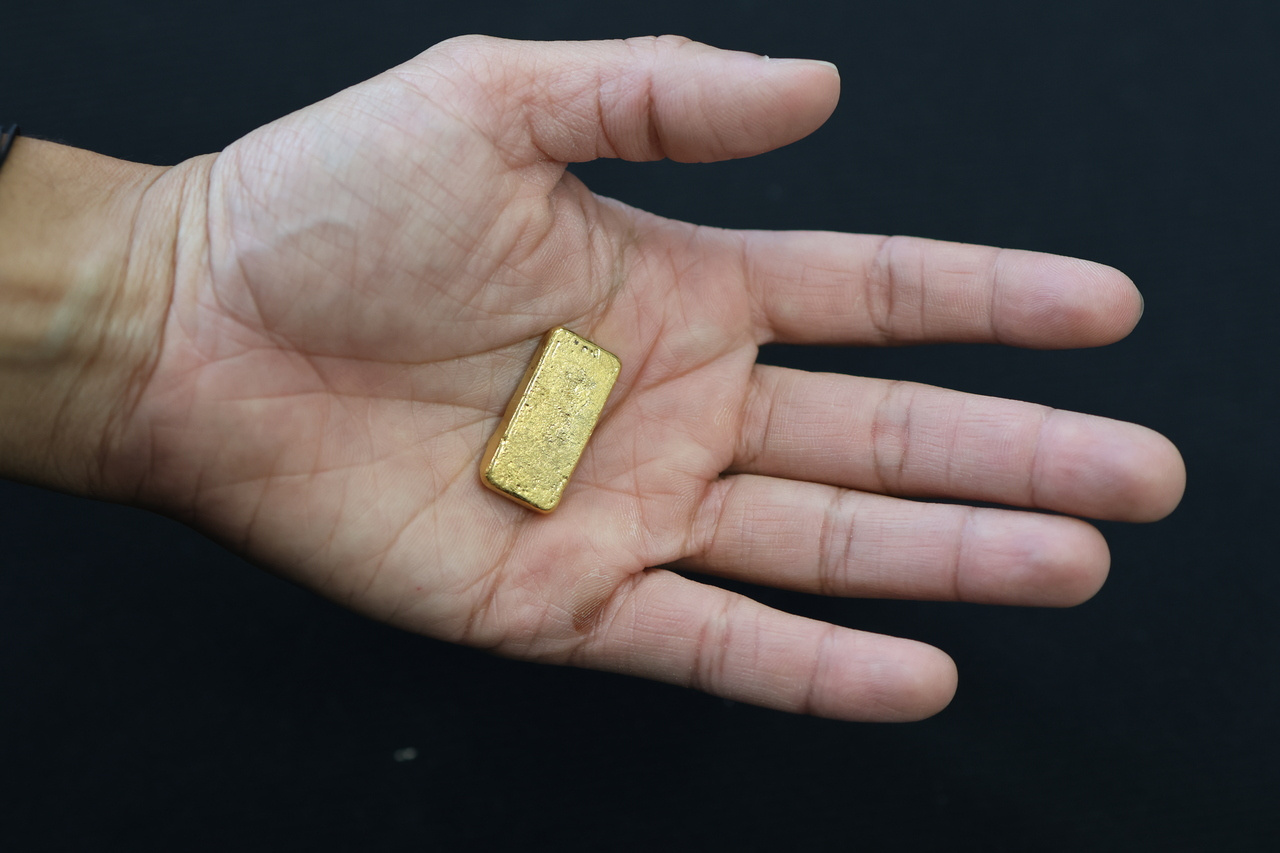 Sustainable gold extraction from ore and electronic waste