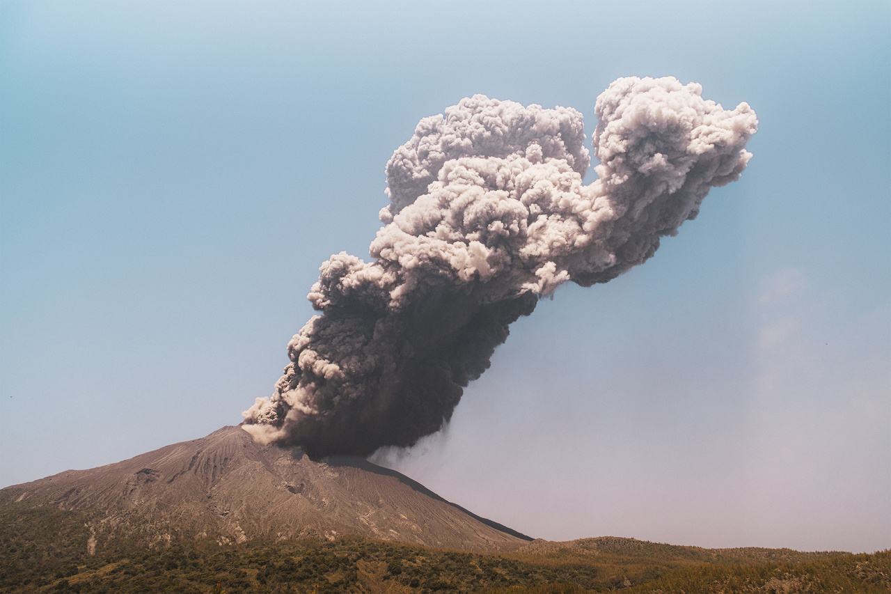 Nanoscale chemical heterogeneities control the viscosity of andesitic magmas