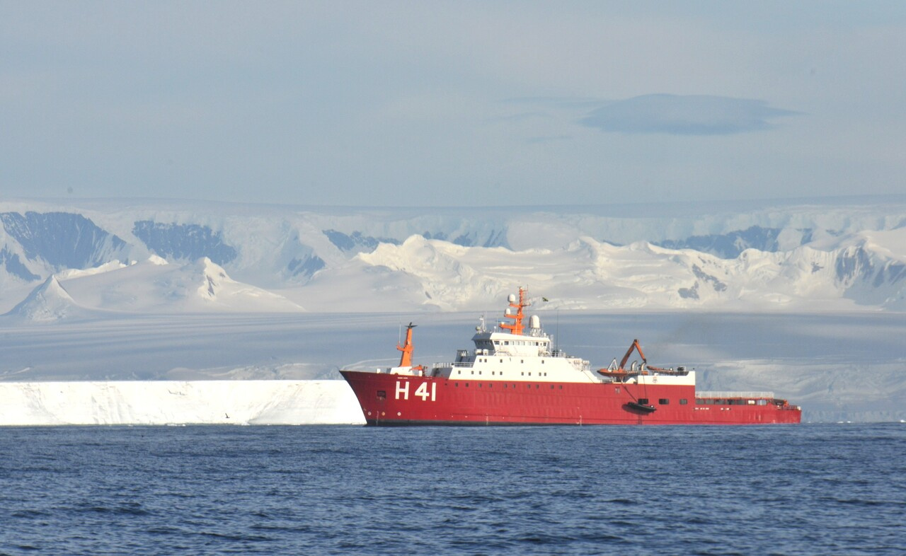 Oceanic regions shape the composition of the Antarctic plastisphere