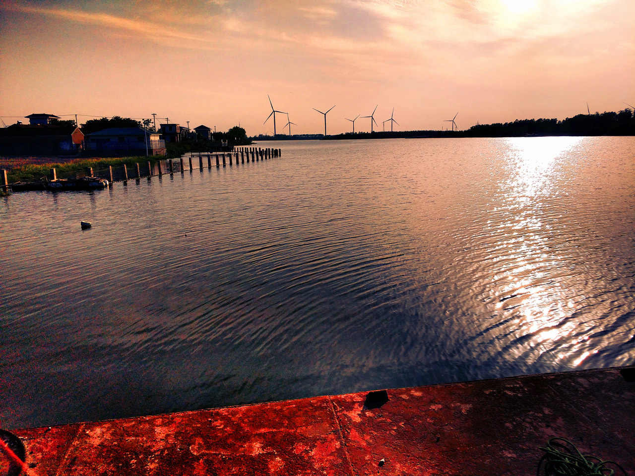 When a small river gets squeezed between land and sea