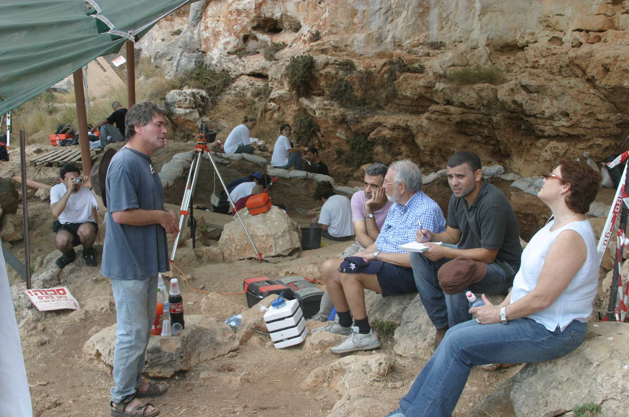 Prof. Israel Hershkovitz explaining Dan David about the cave Prof. Israel Hershkovitz explaining Dan David about the cave