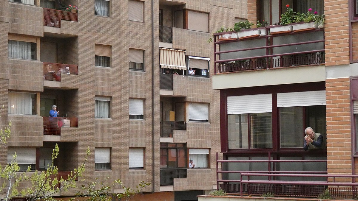 Spaniards confined to their homes, applauding from their balconies at 8 o'clock in gratitude to the health workers during the COVID-19 lockdowns.