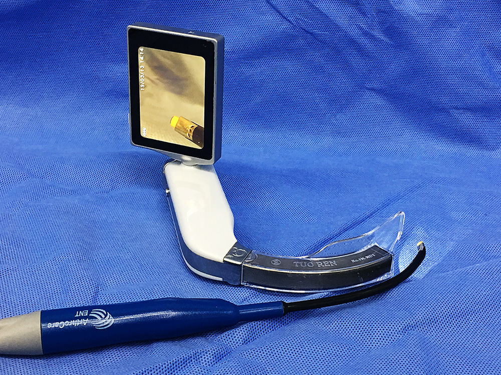 The curvature of the blades of the videolaryngoscope The wand should be fit the curvature of the blades of the videolaryngoscope.