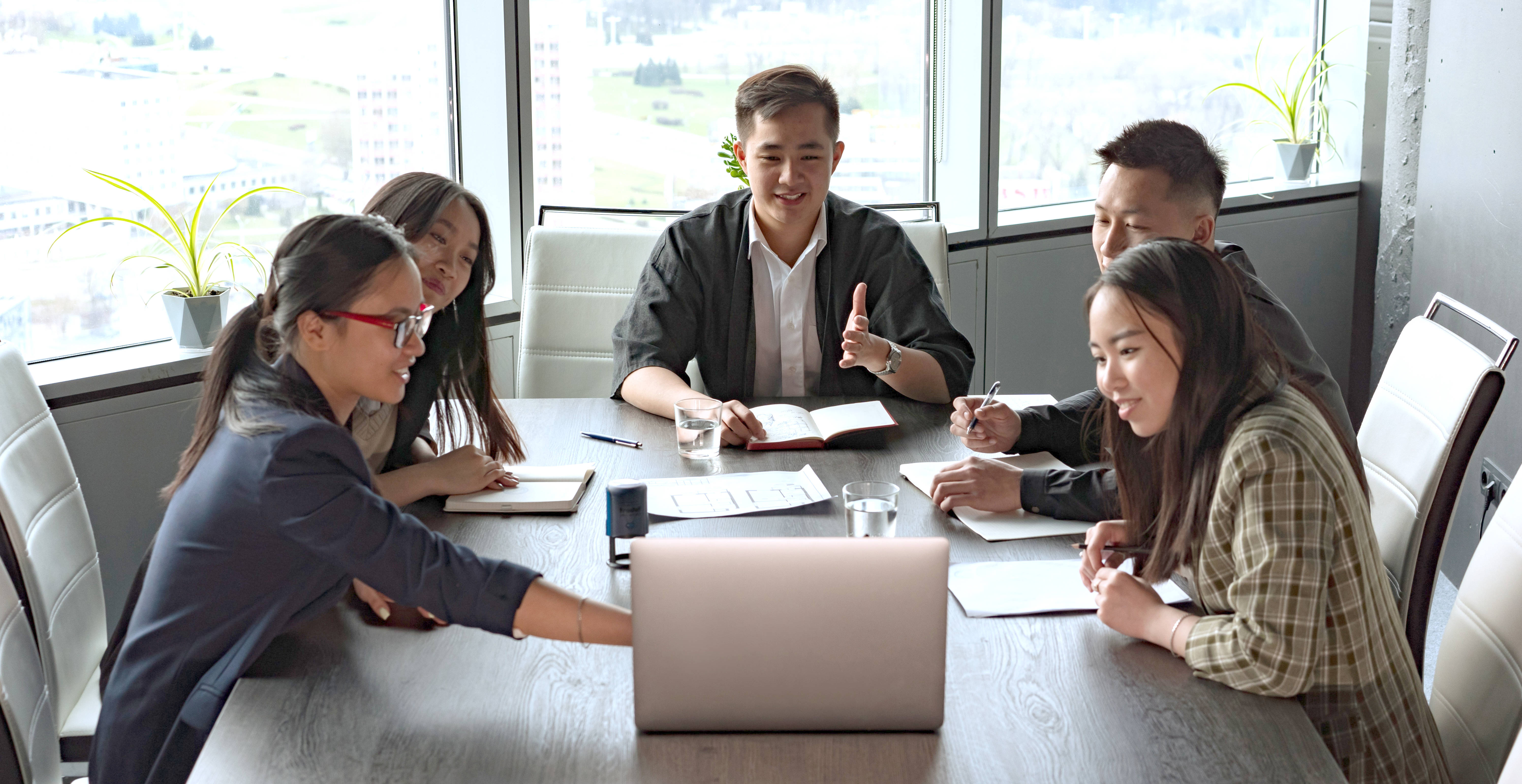 Videoconferencia en sala desde laptop