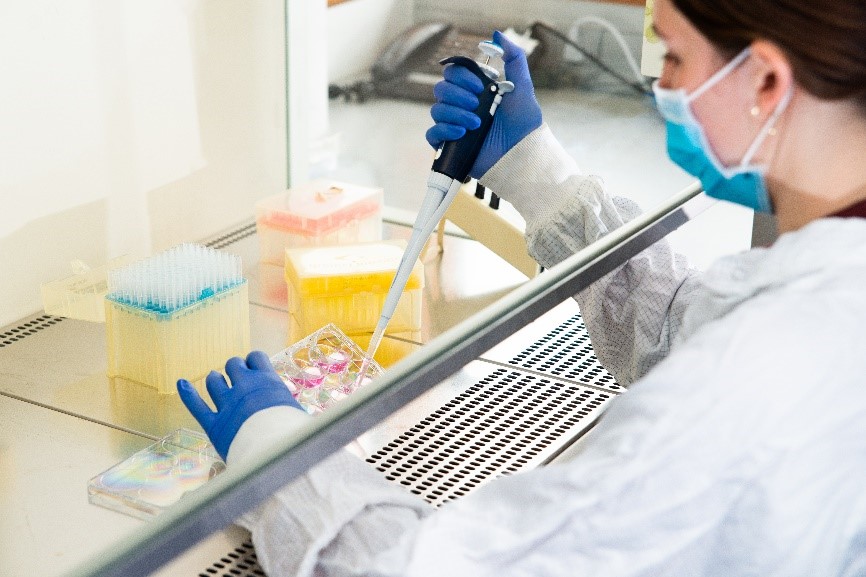 Student pippetting, Graduate School Life Science Munich