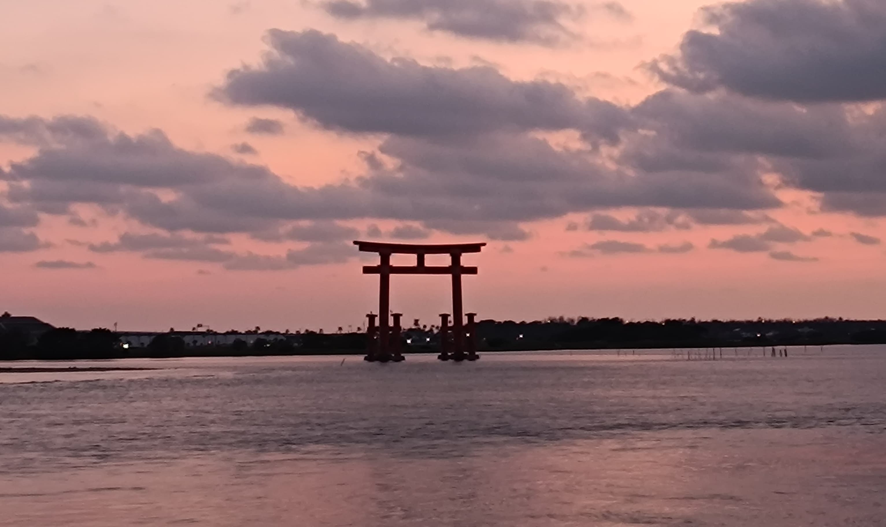 The Bentenjima torii, built in 1973, stands over the waters of Lake Hamana in Hamamatsu. It marks the symbolic entrance to the shrine of Benzaiten, the Japanese goddess of water, music, and wisdom.