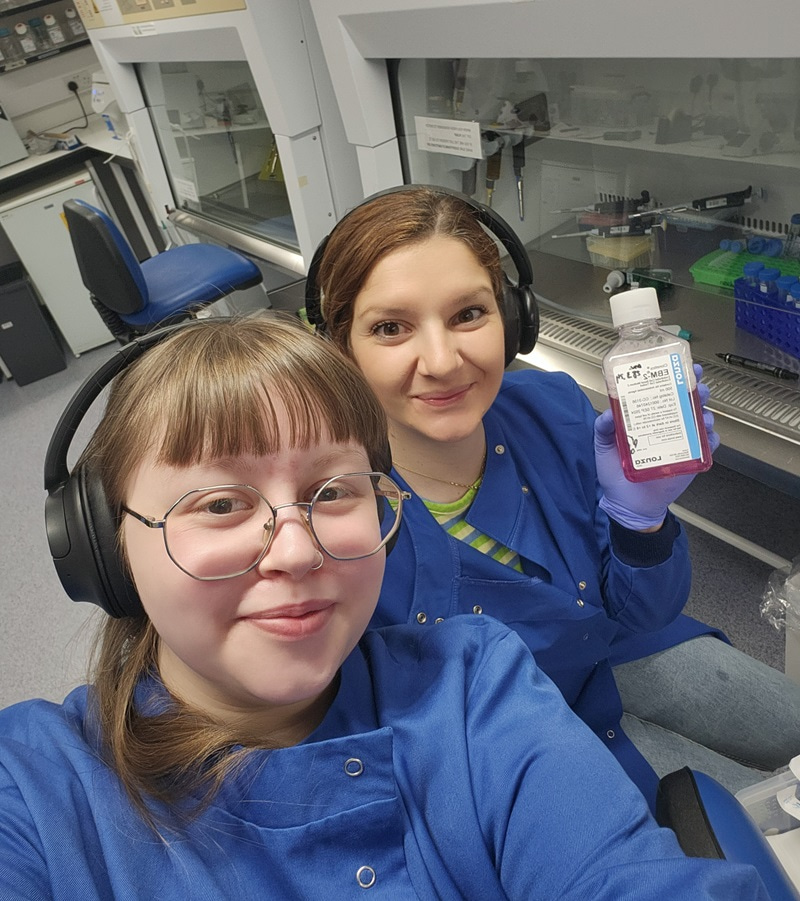Photo of Oliwia Mruk and her supervisor Ralitsa Madsen, wearing blue lab coats and facing the camera.