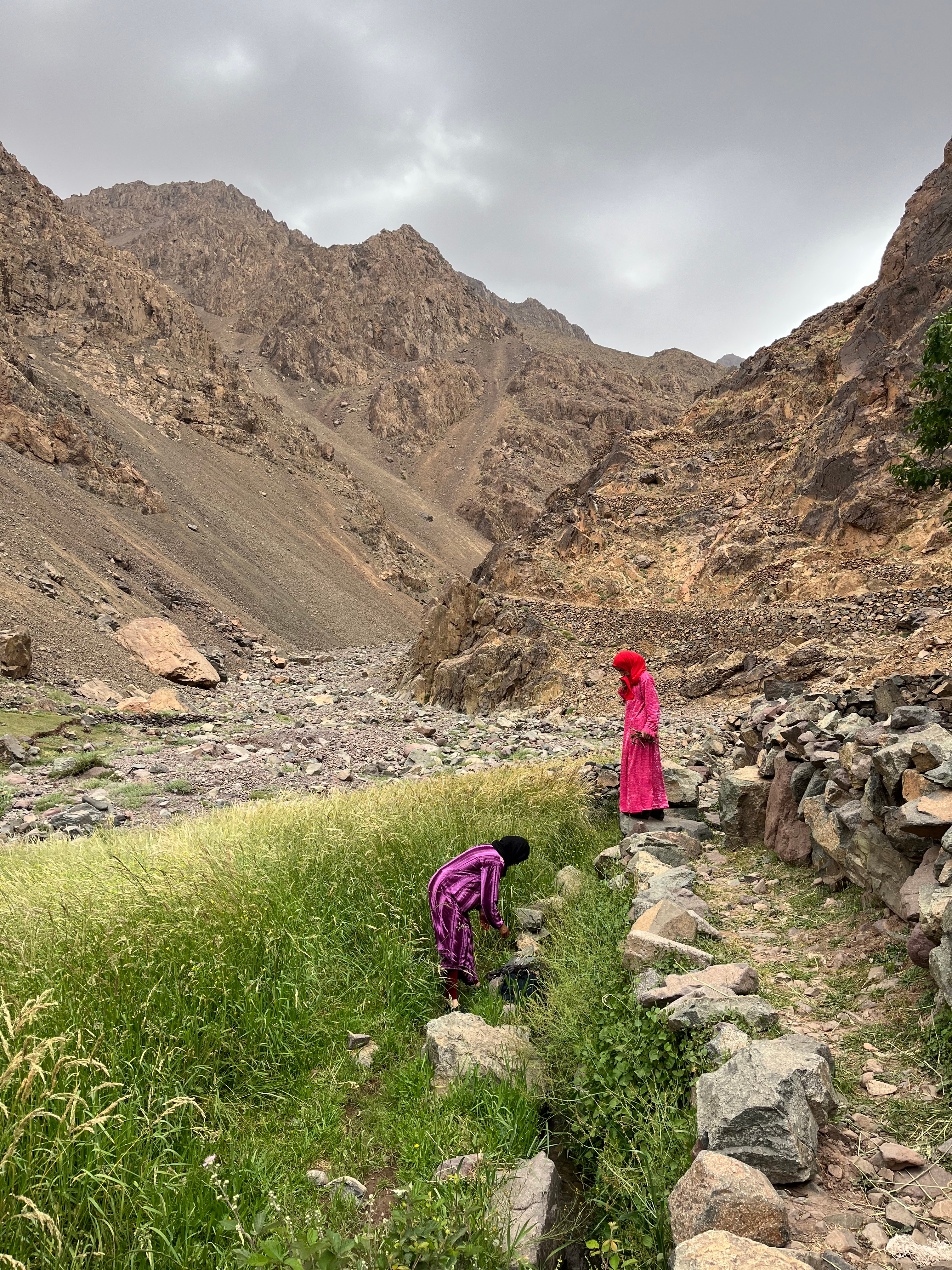 Women fixing irrigation channels in Tissalday
