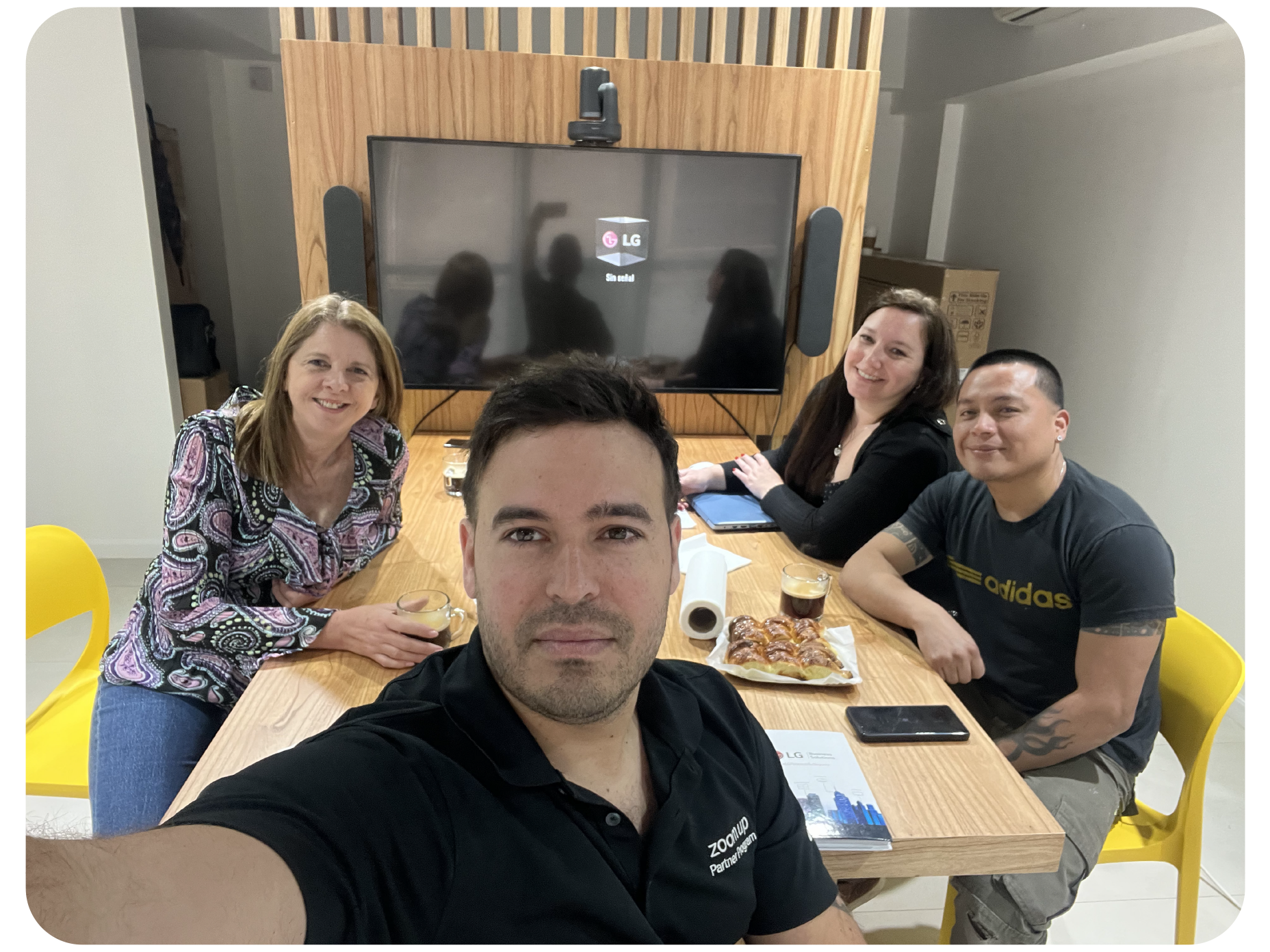 Parte del team de Molver en reunión semanal Parte del team de Molver en reunión semanal