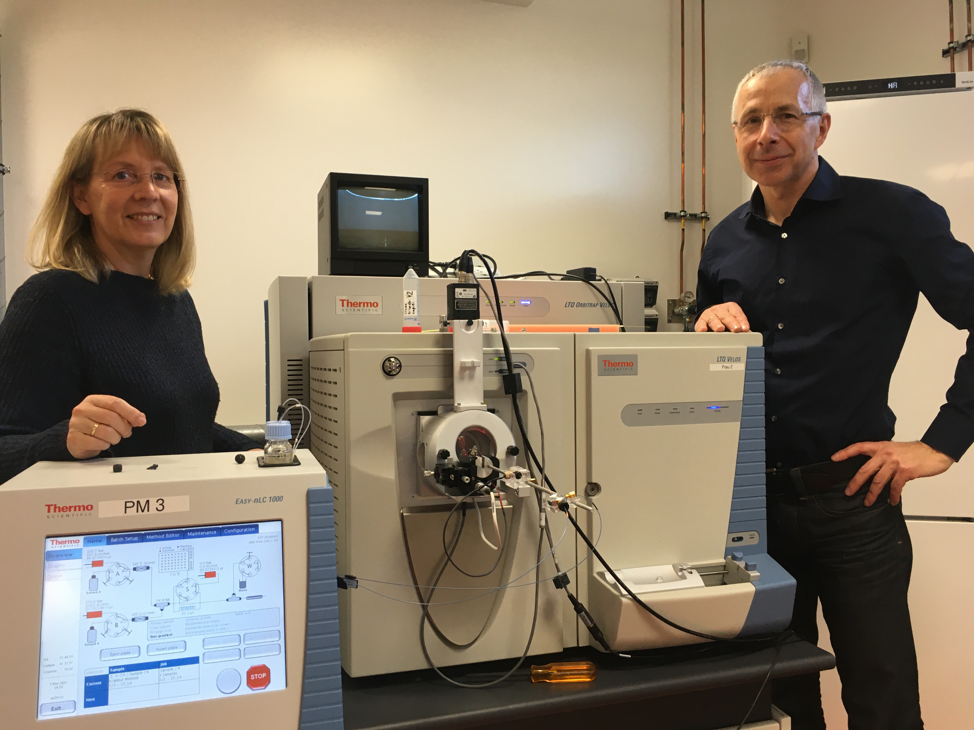 Co-authors Dörte Becher and Thomas Schweder from University of Greifswald with their Mass spec. (C) Institute for Microbiology, University of Greifswald / D.Becher