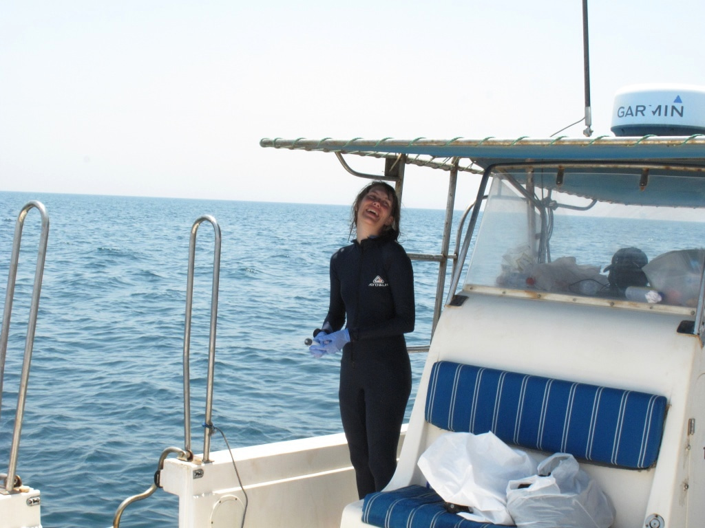 Eva Egelyng Sigsgaard collecting water samples in Al Shaheen (photo: Rafael de la Parra Venegas).