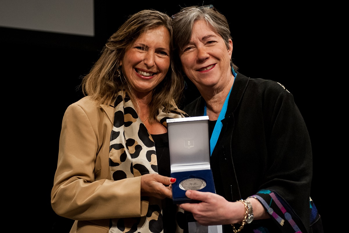Susan Lindquist (Cambridge, USA) receives the FEBS Datta Medal from Cecília Arraiano.