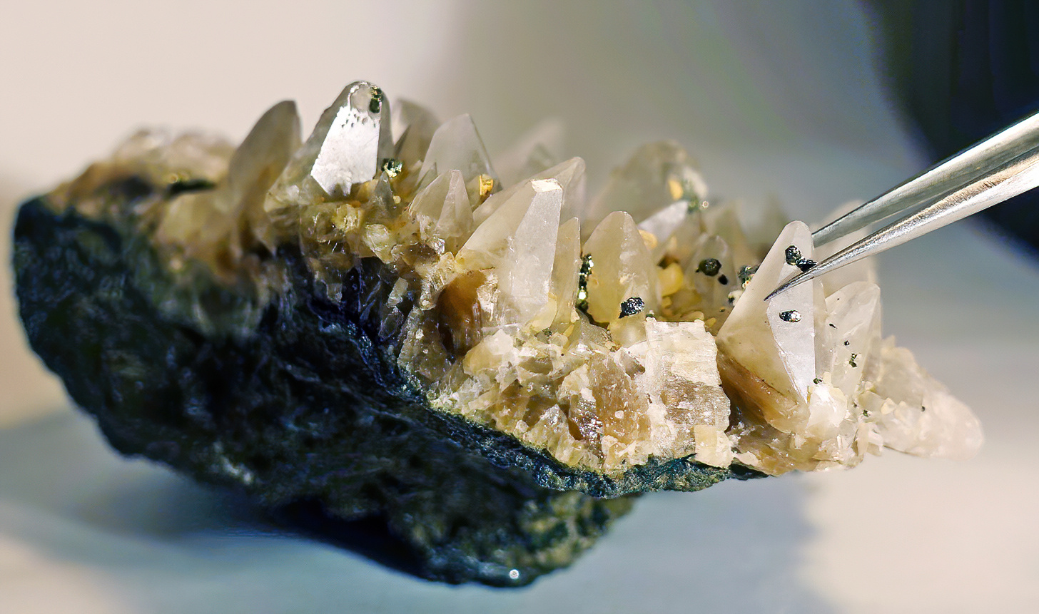 Figure 1: Calcite and sulfide vein with freely growing scalenohedral crystals from a deep mine at Bergslagen, Sweden (Ställbergsfältet). Specimen from the collections of the Swedish Museum of Natural History. Credit Henrik Drake. 