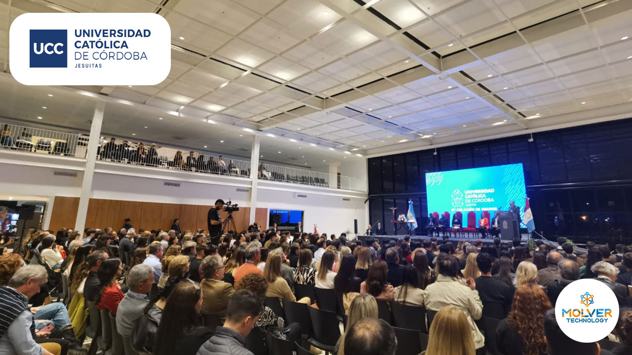 En pleno Acto de Colación de de Fin de Carrera en UCC