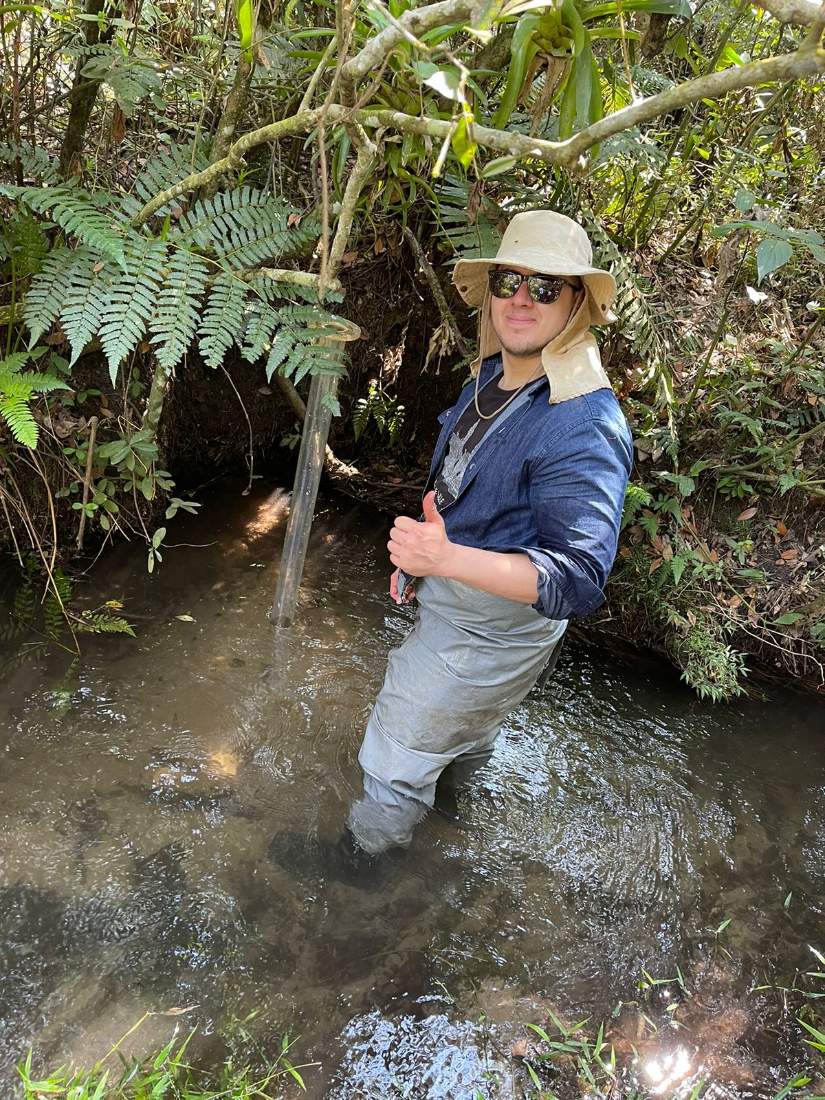 José Uchôa installing a device to determine water flow direction between the Ribeirão da Onça River and the underlying aquifer in Brotas, São Paulo, Brazil (Photo by Edson Wendland).