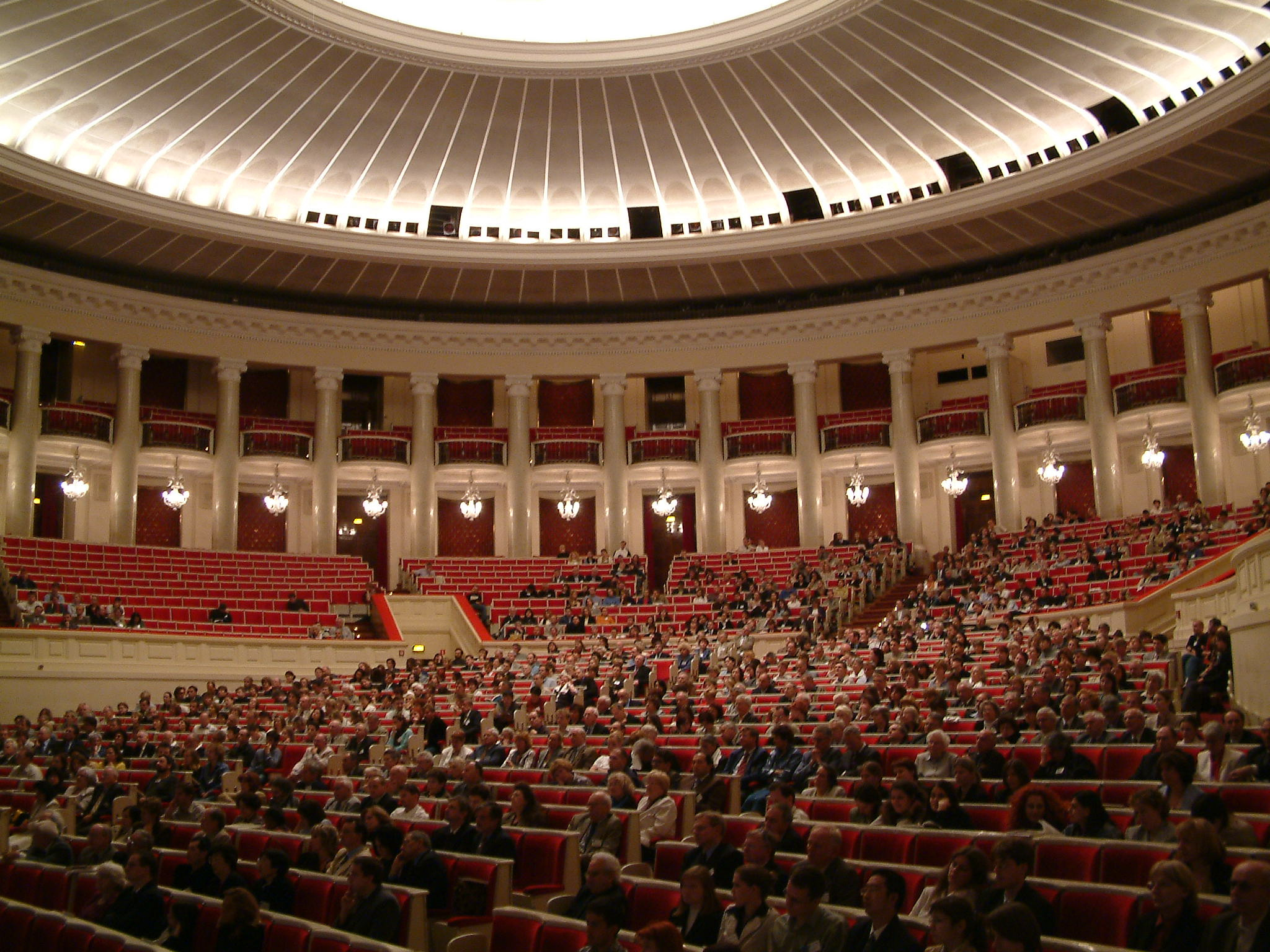 Photo of the congress main hall, showing the vault celining and columns.