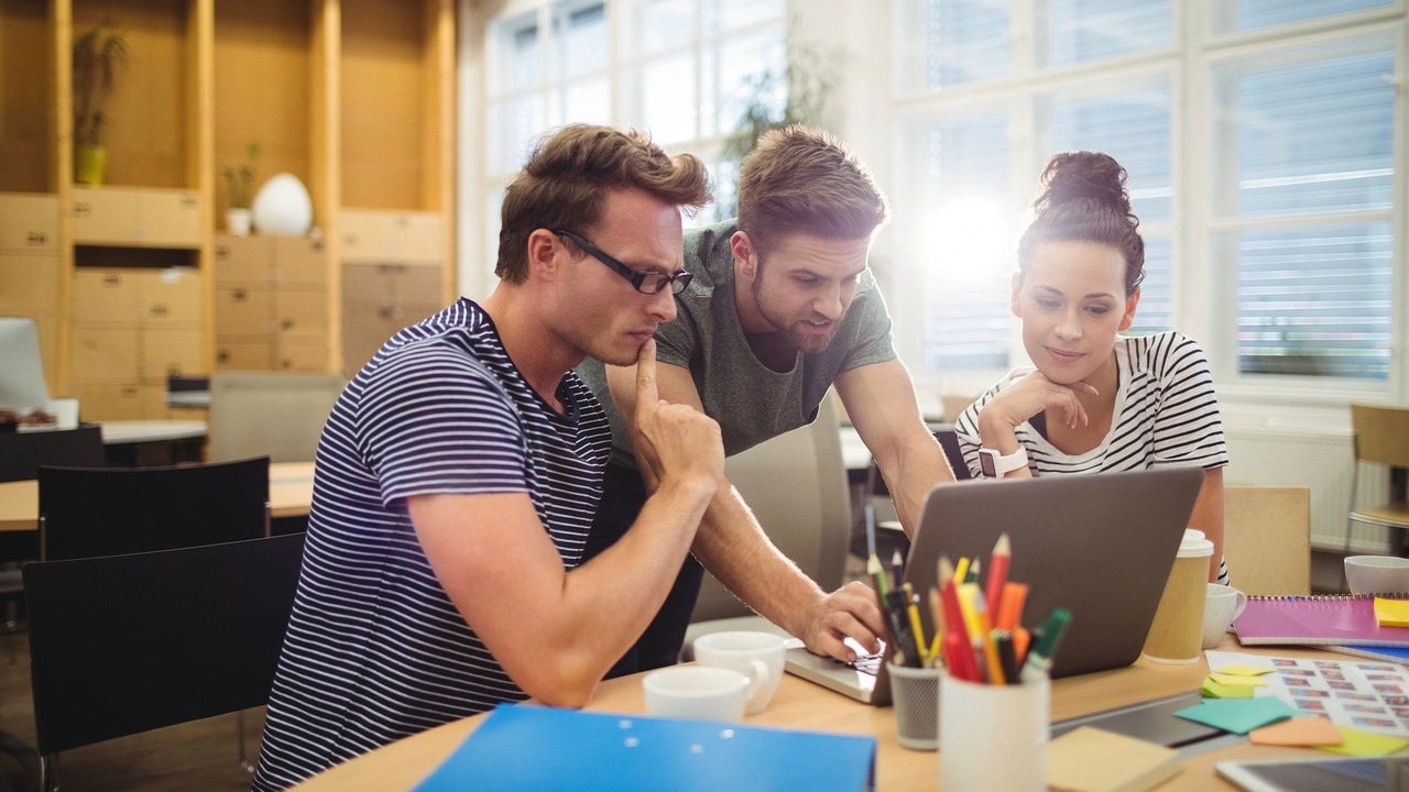 The social game of learning 