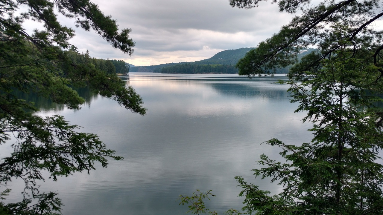 A database on water quality for lakes worldwide