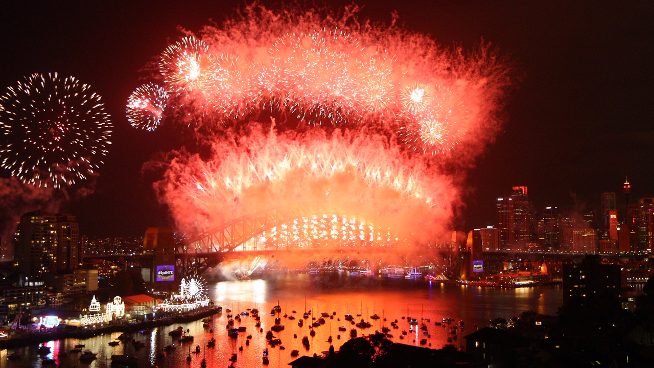 Projection Mapping and Fireworks Ring in the New Year in Sydney