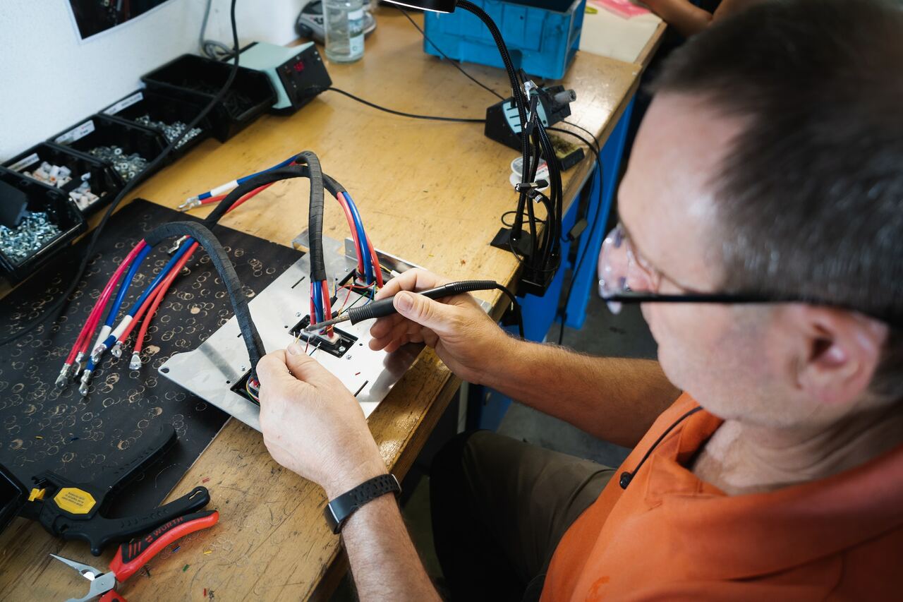 Balancing Sustainability and Profitability by Extending Product Lifecycles