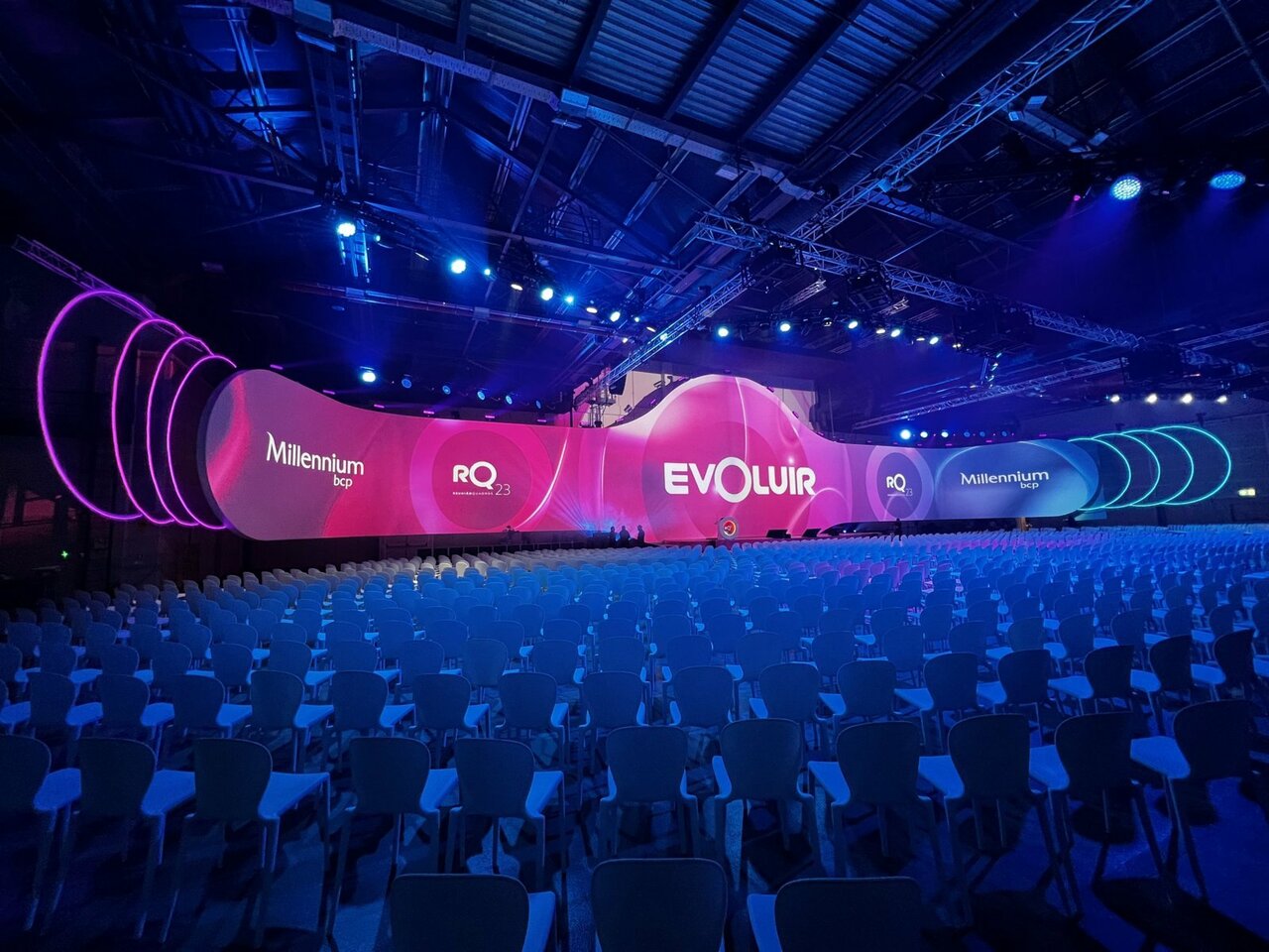 45 million pixels of projection for an impressive, suspended stage for Portugal’s largest private bank