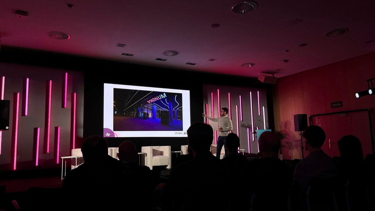 Iluminación digital como lenguaje de experiencias en el Congreso AVIXA y AVIXA TV