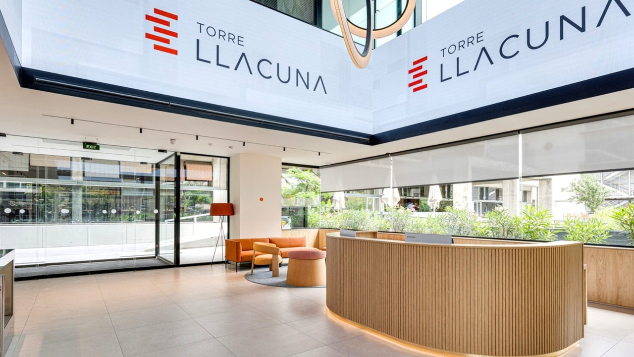 LEDDREAM GROUP transforma el lobby principal de Torre Llacuna en una experiencia audiovisual envolvente con una pantalla LED 360º de 47 m²