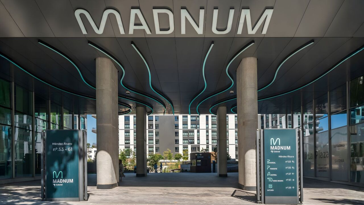LEDDREAM GROUP transforma la entrada principal del complejo Madnum en una experiencia lumínica de 170 m² que conecta el entorno natural y corporativo
