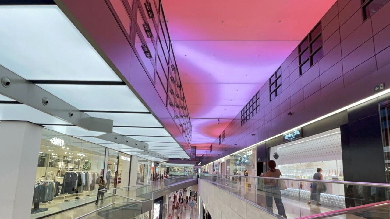 L'Illa Diagonal estrena su juego de iluminación digital tras el fin de su reforma