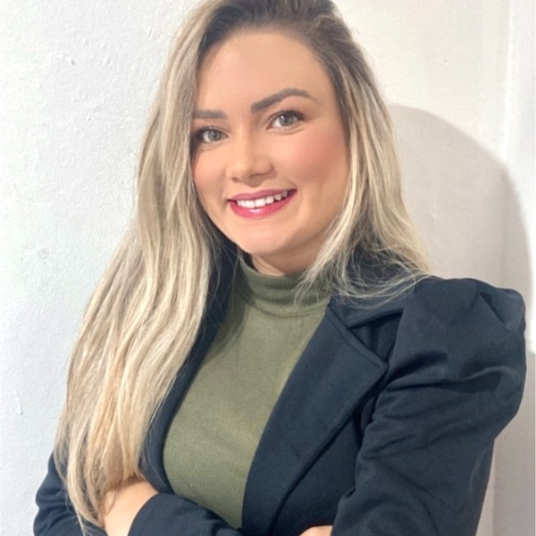 Go to the profile of Camila Pontes