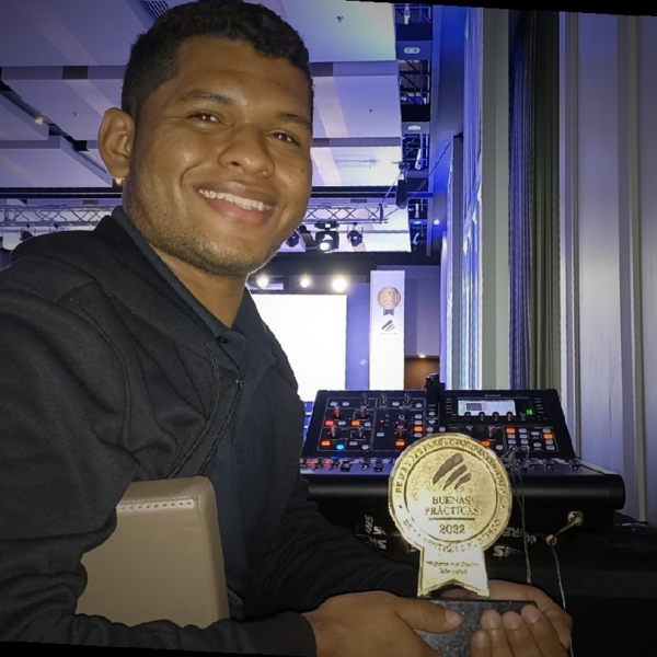 Go to the profile of Edinson Salinas