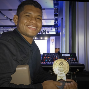 Go to the profile of Edinson Salinas