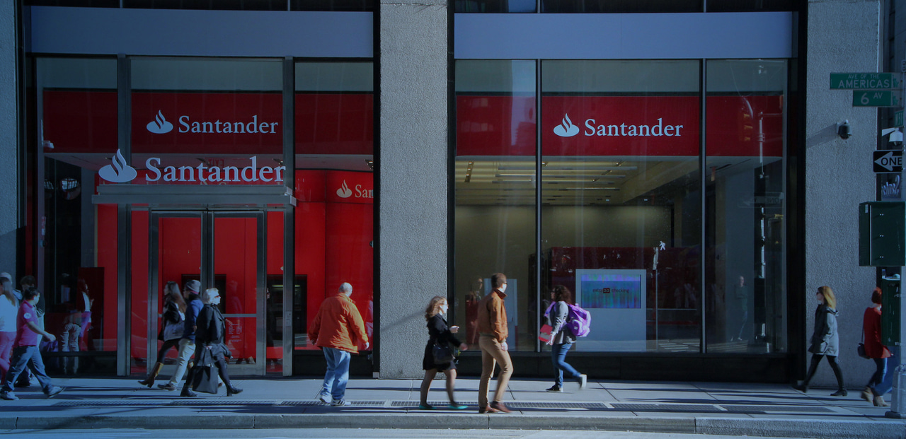 Elevating Banking Experiences with Digital Signage