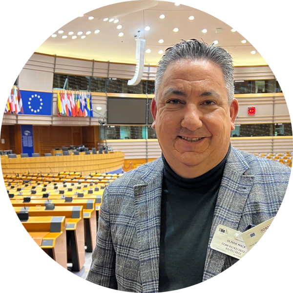 Go to the profile of Oliver Mack