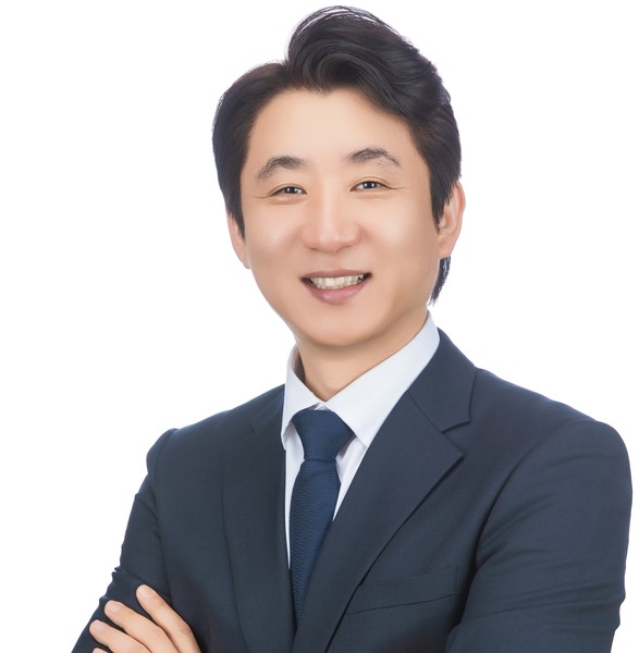 Go to the profile of KIM SEUNGJIN