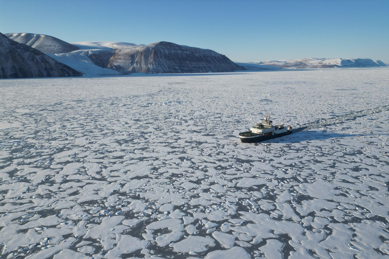 Behind the paper "Natural hydrocarbon seepage at the Northeast Greenland continental shelf"
