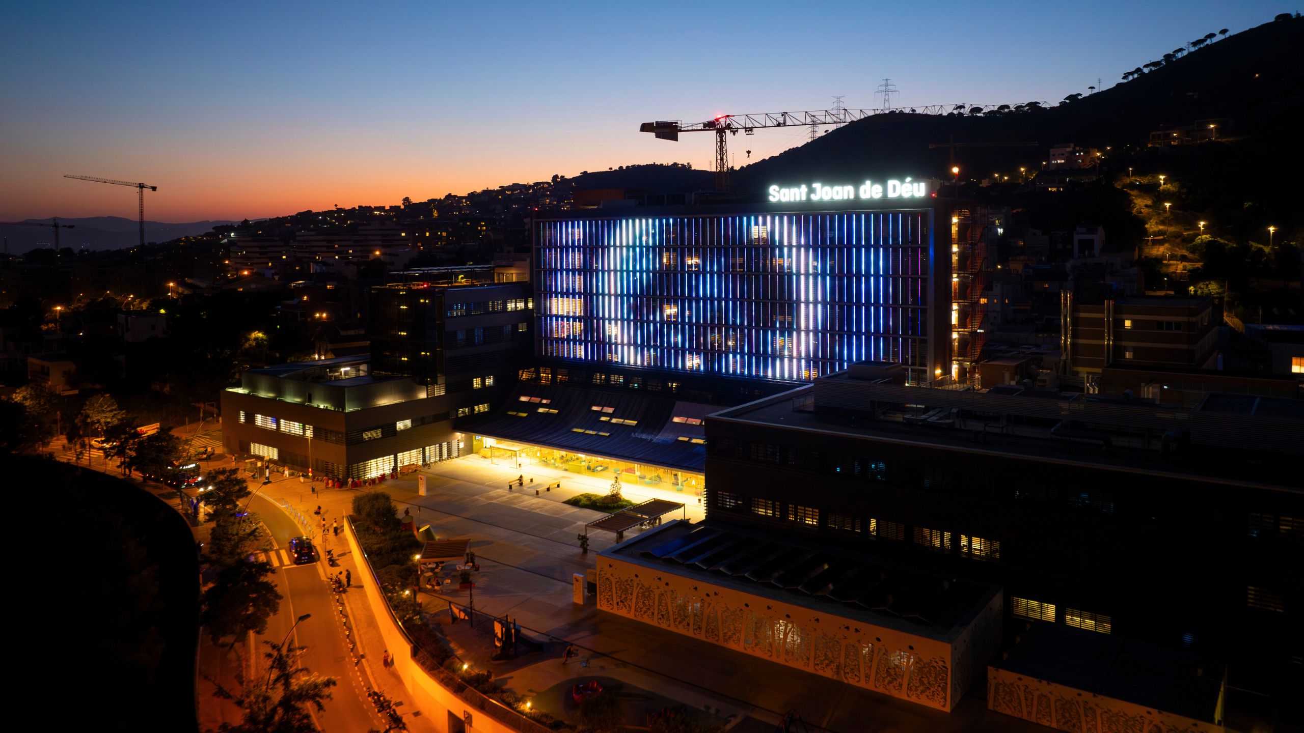 El Hospital Sant Joan de Déu estrena nueva fachada iluminada, una ...