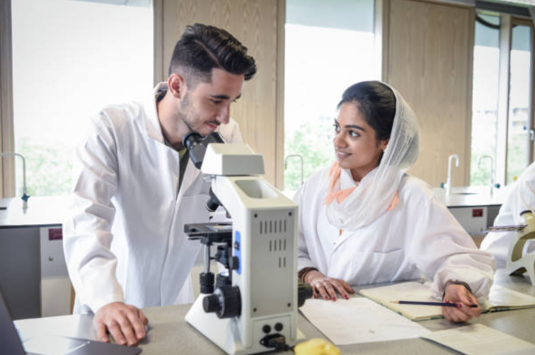 The postdoc experience depends on gender and mentorship.