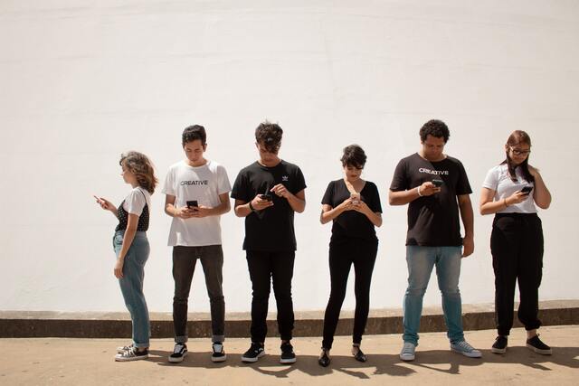 “Soo cringe!” Aggressive group norms and conformity behavior in WhatsApp chats
