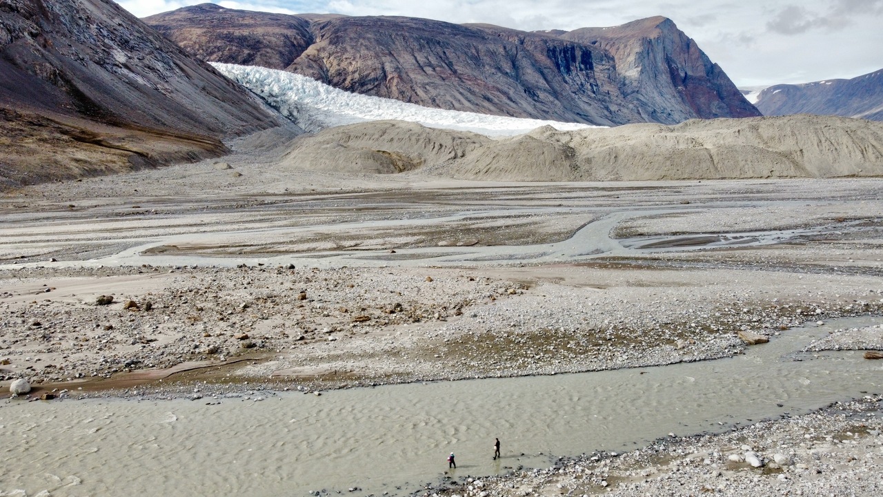Midnight Mixing in the Arctic: How Meltwater Shapes Carbon Uptake