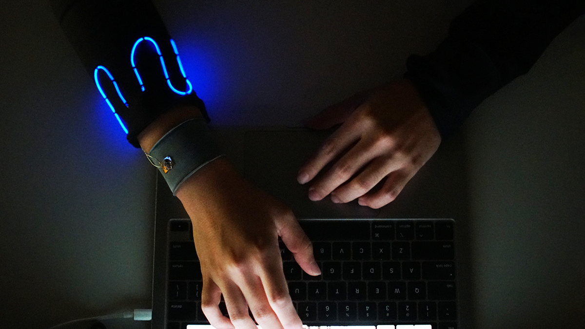 Leveraging body dielectric polarization for ambient electromagnetic  energy recovery via e-textile